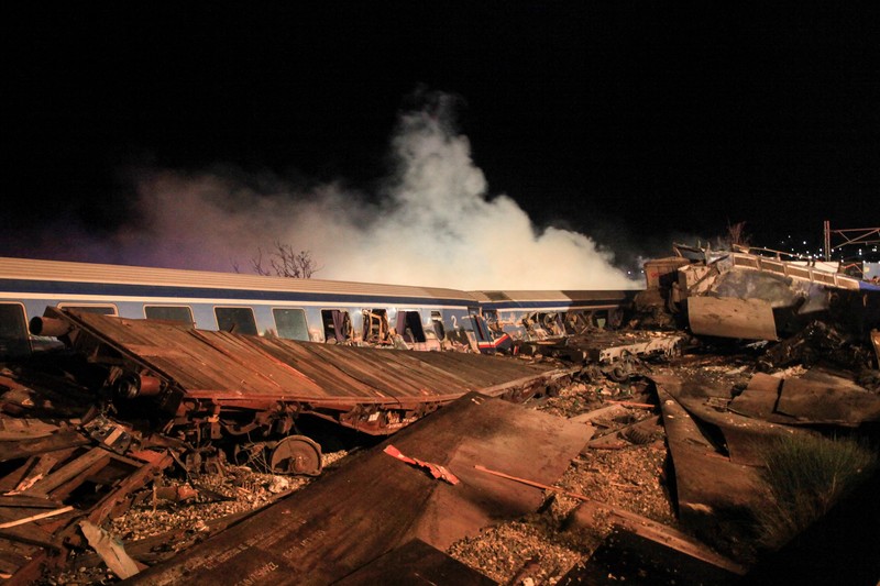 Lokasi kecelakaan, di mana dua kereta bertabrakan, terlihat di dekat kota Larissa, Yunani, 1 Maret 2023. Lokasi kecelakaan, di mana dua kereta bertabrakan, terlihat di dekat kota Larissa, Yunani, 1 Maret 2023. (REUTERS/Kostas Mantziaris)