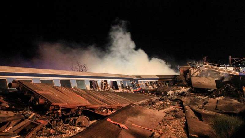 Lokasi kecelakaan, di mana dua kereta bertabrakan, terlihat di dekat kota Larissa, Yunani, 1 Maret 2023. (REUTERS/Kostas Mantziaris)