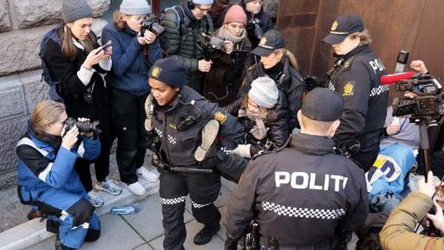 Policewomen carry away Swedish climate activist Greta Thunberg (C) as she demonstrated with other campaigners outside the Ministry of Finance and several other ministries on March 1, 2023 in Oslo, Norway, to protest against wind turbines built on land traditionally used to herd reindeer. - Thunberg and dozens of indigenous Sami activists were forcibly removed by police as they continued to block access to Norwegian ministries protesting against the operation of contested wind turbines in the Fosen region of western Norway, more than a year after a landmark ruling by the Norwegian Supreme Court. (Photo by Alf SIMENSEN / NTB / AFP) / Norway OUT
