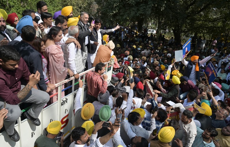 Para pemimpin dan Pendukung AAP selama pawai protes AAP menuju kantor Punjab BJP di sektor 37 untuk menandai protes terhadap penangkapan Wakil Ketua Menteri Delhi Manish Sisodia, pada 27 Februari 2023 di Chandigarh, India. Para pemimpin dan Pendukung AAP selama pawai protes AAP menuju kantor Punjab BJP di sektor 37 untuk menandai protes terhadap penangkapan Wakil Ketua Menteri Delhi Manish Sisodia, pada 27 Februari 2023 di Chandigarh, India. CBI pada Minggu malam menangkap Sisodia sehubungan dengan dugaan korupsi dalam perumusan dan implementasi kebijakan minuman keras yang sekarang sudah dihapuskan untuk 2021-22. (|Ravi Kumar/Hindustan Times via Getty Images)