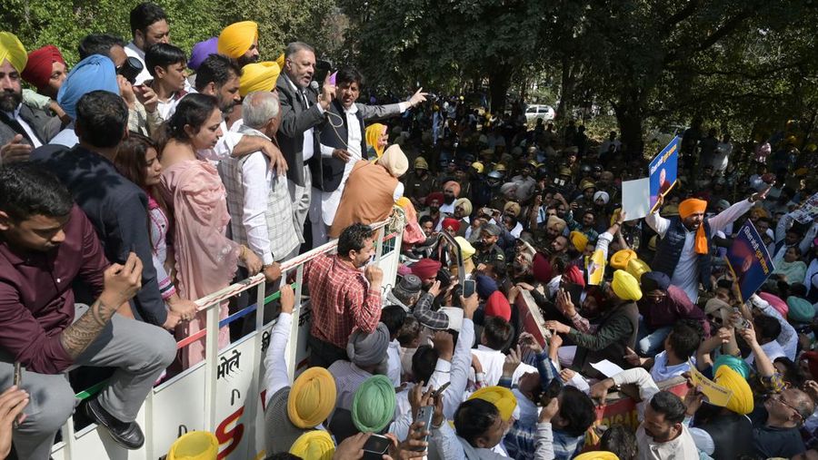 Para pemimpin dan Pendukung AAP selama pawai protes AAP menuju kantor Punjab BJP di sektor 37 untuk menandai protes terhadap penangkapan Wakil Ketua Menteri Delhi Manish Sisodia, pada 27 Februari 2023 di Chandigarh, India. CBI pada Minggu malam menangkap Sisodia sehubungan dengan dugaan korupsi dalam perumusan dan implementasi kebijakan minuman keras yang sekarang sudah dihapuskan untuk 2021-22. (|Ravi Kumar/Hindustan Times via Getty Images)