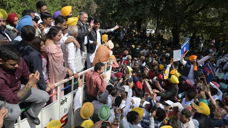 Para pemimpin dan Pendukung AAP selama pawai protes AAP menuju kantor Punjab BJP di sektor 37 untuk menandai protes terhadap penangkapan Wakil Ketua Menteri Delhi Manish Sisodia, pada 27 Februari 2023 di Chandigarh, India. CBI pada Minggu malam menangkap Sisodia sehubungan dengan dugaan korupsi dalam perumusan dan implementasi kebijakan minuman keras yang sekarang sudah dihapuskan untuk 2021-22. (|Ravi Kumar/Hindustan Times via Getty Images)