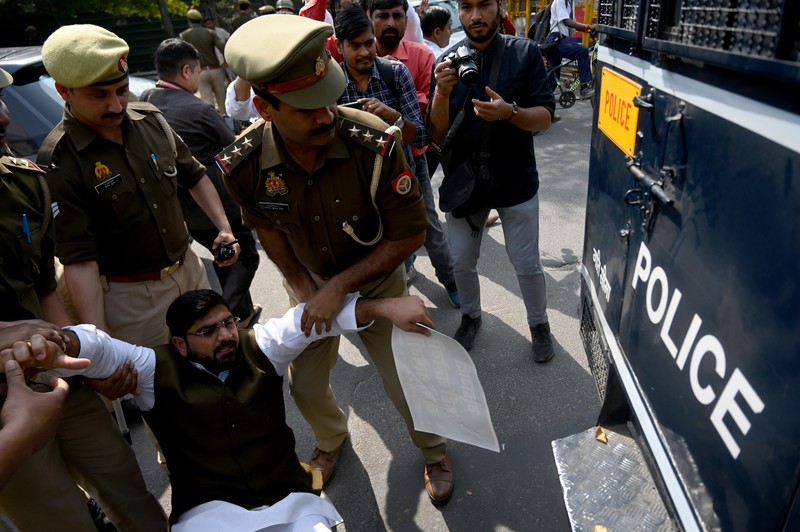 Para pemimpin dan Pendukung AAP selama pawai protes AAP menuju kantor Punjab BJP di sektor 37 untuk menandai protes terhadap penangkapan Wakil Ketua Menteri Delhi Manish Sisodia, pada 27 Februari 2023 di Chandigarh, India. Para pemimpin dan Pendukung AAP selama pawai protes AAP menuju kantor Punjab BJP di sektor 37 untuk menandai protes terhadap penangkapan Wakil Ketua Menteri Delhi Manish Sisodia, pada 27 Februari 2023 di Chandigarh, India. CBI pada Minggu malam menangkap Sisodia sehubungan dengan dugaan korupsi dalam perumusan dan implementasi kebijakan minuman keras yang sekarang sudah dihapuskan untuk 2021-22. (|Ravi Kumar/Hindustan Times via Getty Images)