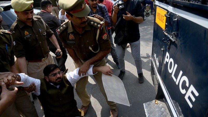 Para pemimpin dan Pendukung AAP selama pawai protes AAP menuju kantor Punjab BJP di sektor 37 untuk menandai protes terhadap penangkapan Wakil Ketua Menteri Delhi Manish Sisodia, pada 27 Februari 2023 di Chandigarh, India. CBI pada Minggu malam menangkap Sisodia sehubungan dengan dugaan korupsi dalam perumusan dan implementasi kebijakan minuman keras yang sekarang sudah dihapuskan untuk 2021-22. (|Ravi Kumar/Hindustan Times via Getty Images)