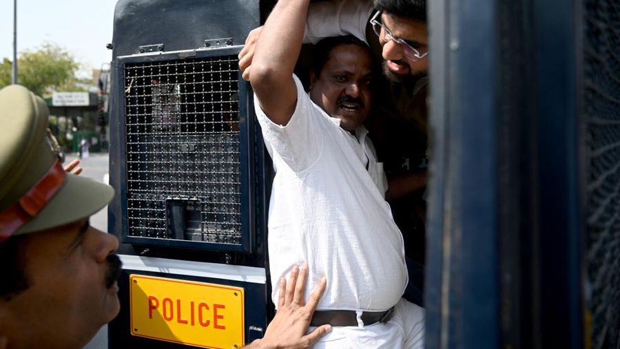 Para pemimpin dan Pendukung AAP selama pawai protes AAP menuju kantor Punjab BJP di sektor 37 untuk menandai protes terhadap penangkapan Wakil Ketua Menteri Delhi Manish Sisodia, pada 27 Februari 2023 di Chandigarh, India. CBI pada Minggu malam menangkap Sisodia sehubungan dengan dugaan korupsi dalam perumusan dan implementasi kebijakan minuman keras yang sekarang sudah dihapuskan untuk 2021-22. (|Ravi Kumar/Hindustan Times via Getty Images)