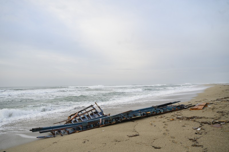 Gaun seorang gadis kecil yang diduga tewas dalam tenggelamnya kapal migran tertinggal di antara puing-puing kapal di pantai tempat ditemukannya mayat kapal karam, termasuk banyak anak-anak. Di Steccato di Cutro, dekat Crotone, di Calabria, Italia selatan, sebuah tragedi terjadi di laut, 63 migran meninggal karena tenggelam, termasuk beberapa anak, akibat badai yang menghancurkan kapal tempat mereka tiba di Calabria . Tampaknya ada sekitar 250 orang di kapal itu. 81 selamat dengan berenang ke pantai. (Alfonso Di Vincenzo/KONTROLAB/LightRocket via Getty Images)