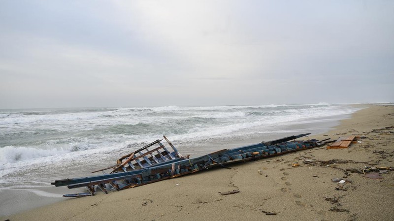 Gaun seorang gadis kecil yang diduga tewas dalam tenggelamnya kapal migran tertinggal di antara puing-puing kapal di pantai tempat ditemukannya mayat kapal karam, termasuk banyak anak-anak. Di Steccato di Cutro, dekat Crotone, di Calabria, Italia selatan, sebuah tragedi terjadi di laut, 63 migran meninggal karena tenggelam, termasuk beberapa anak, akibat badai yang menghancurkan kapal tempat mereka tiba di Calabria . Tampaknya ada sekitar 250 orang di kapal itu. 81 selamat dengan berenang ke pantai. (Alfonso Di Vincenzo/KONTROLAB/LightRocket via Getty Images)