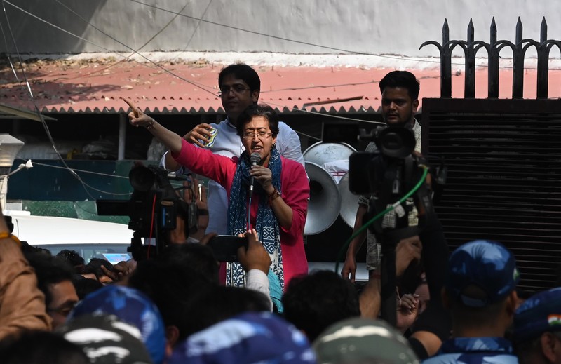 Para pemimpin dan Pendukung AAP selama pawai protes AAP menuju kantor Punjab BJP di sektor 37 untuk menandai protes terhadap penangkapan Wakil Ketua Menteri Delhi Manish Sisodia, pada 27 Februari 2023 di Chandigarh, India. CBI pada Minggu malam menangkap Sisodia sehubungan dengan dugaan korupsi dalam perumusan dan implementasi kebijakan minuman keras yang sekarang sudah dihapuskan untuk 2021-22. (|Ravi Kumar/Hindustan Times via Getty Images)