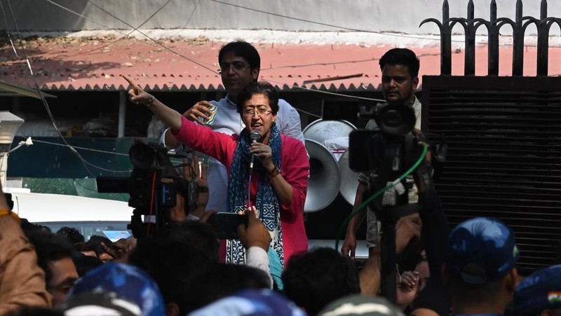 Para pemimpin dan Pendukung AAP selama pawai protes AAP menuju kantor Punjab BJP di sektor 37 untuk menandai protes terhadap penangkapan Wakil Ketua Menteri Delhi Manish Sisodia, pada 27 Februari 2023 di Chandigarh, India. CBI pada Minggu malam menangkap Sisodia sehubungan dengan dugaan korupsi dalam perumusan dan implementasi kebijakan minuman keras yang sekarang sudah dihapuskan untuk 2021-22. (|Ravi Kumar/Hindustan Times via Getty Images)