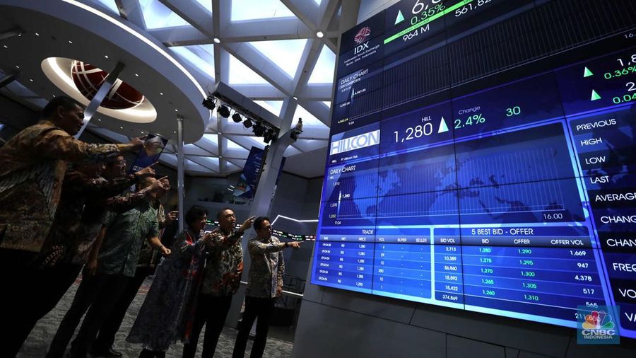 Harga saham PT Hillcon Tbk (HILL) melesat saat mencatatkan (listing) perdana sahamnya di Bursa Efek Indonesia (BEI) pada Rabu (1/3/2023). Sebab, sejak dibuka harga sahamnya langsung melesat dari harga penawaran Rp 1.250 per saham.