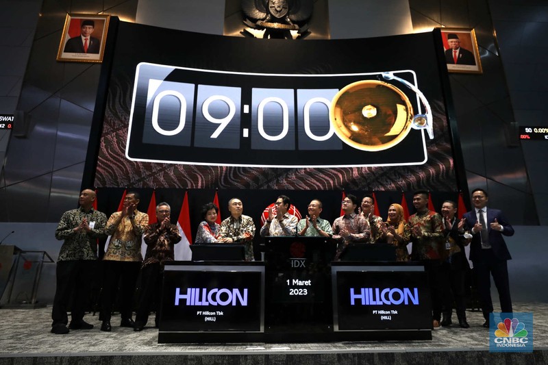 Emiten Kontraktor Tambang Nikel PT Hillcon Tbk (HILL) resmi melantai di bursa pada Rabu, (1/3/2023). Ketika dibuka, total nilai transaksinya mencapai Rp7,3 miliar. Emiten Kontraktor Tambang Nikel PT Hillcon Tbk (HILL) resmi melantai di bursa pada Rabu, (1/3/2023). Ketika dibuka, total nilai transaksinya mencapai Rp7,3 miliar. (CNBC Indonesia/Tri Susilo)