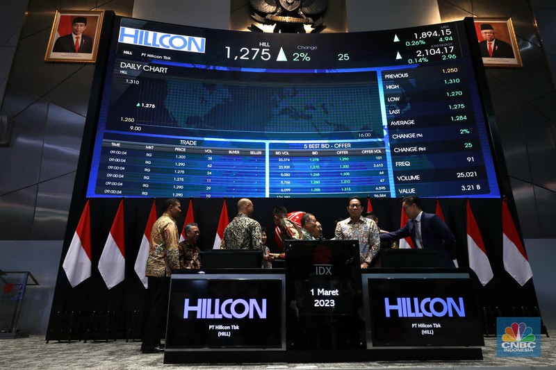Emiten Kontraktor Tambang Nikel PT Hillcon Tbk (HILL) resmi melantai di bursa pada Rabu, (1/3/2023). Ketika dibuka, total nilai transaksinya mencapai Rp7,3 miliar. (CNBC Indonesia/Tri Susilo)