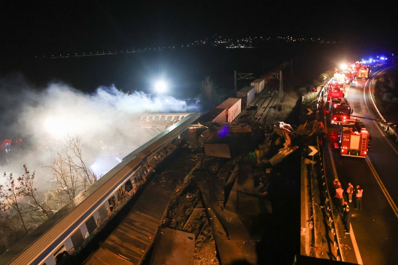 Lokasi kecelakaan, di mana dua kereta bertabrakan, terlihat di dekat kota Larissa, Yunani, 1 Maret 2023. (REUTERS/Kostas Mantziaris)