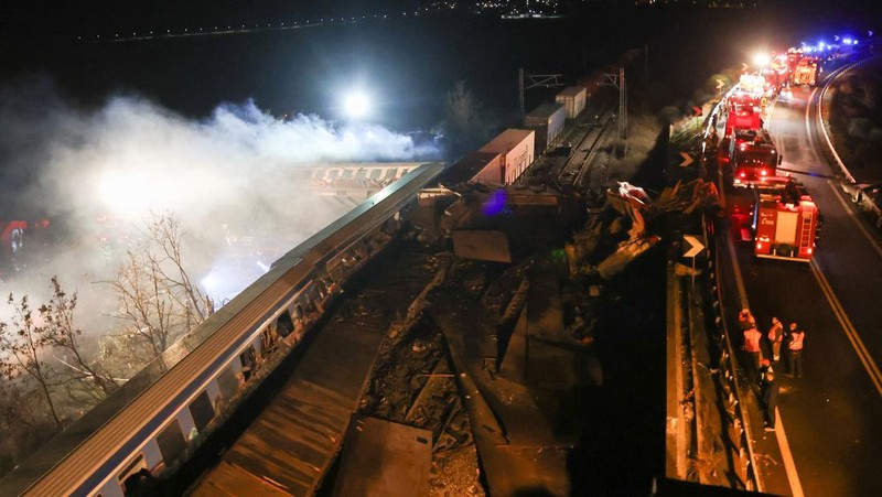 Lokasi kecelakaan, di mana dua kereta bertabrakan, terlihat di dekat kota Larissa, Yunani, 1 Maret 2023. (REUTERS/Kostas Mantziaris)