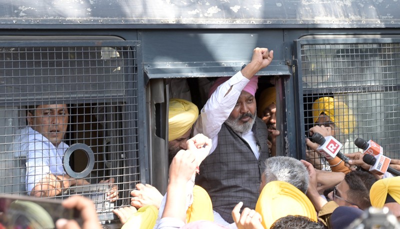Para pemimpin dan Pendukung AAP selama pawai protes AAP menuju kantor Punjab BJP di sektor 37 untuk menandai protes terhadap penangkapan Wakil Ketua Menteri Delhi Manish Sisodia, pada 27 Februari 2023 di Chandigarh, India. Para pemimpin dan Pendukung AAP selama pawai protes AAP menuju kantor Punjab BJP di sektor 37 untuk menandai protes terhadap penangkapan Wakil Ketua Menteri Delhi Manish Sisodia, pada 27 Februari 2023 di Chandigarh, India. CBI pada Minggu malam menangkap Sisodia sehubungan dengan dugaan korupsi dalam perumusan dan implementasi kebijakan minuman keras yang sekarang sudah dihapuskan untuk 2021-22. (|Ravi Kumar/Hindustan Times via Getty Images)