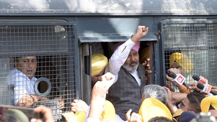Para pemimpin dan Pendukung AAP selama pawai protes AAP menuju kantor Punjab BJP di sektor 37 untuk menandai protes terhadap penangkapan Wakil Ketua Menteri Delhi Manish Sisodia, pada 27 Februari 2023 di Chandigarh, India. CBI pada Minggu malam menangkap Sisodia sehubungan dengan dugaan korupsi dalam perumusan dan implementasi kebijakan minuman keras yang sekarang sudah dihapuskan untuk 2021-22. (|Ravi Kumar/Hindustan Times via Getty Images)