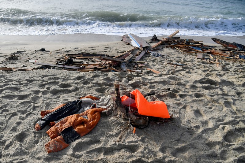 Gaun seorang gadis kecil yang diduga tewas dalam tenggelamnya kapal migran tertinggal di antara puing-puing kapal di pantai tempat ditemukannya mayat kapal karam, termasuk banyak anak-anak. Di Steccato di Cutro, dekat Crotone, di Calabria, Italia selatan, sebuah tragedi terjadi di laut, 63 migran meninggal karena tenggelam, termasuk beberapa anak, akibat badai yang menghancurkan kapal tempat mereka tiba di Calabria . Tampaknya ada sekitar 250 orang di kapal itu. 81 selamat dengan berenang ke pantai. (Alfonso Di Vincenzo/KONTROLAB/LightRocket via Getty Images)