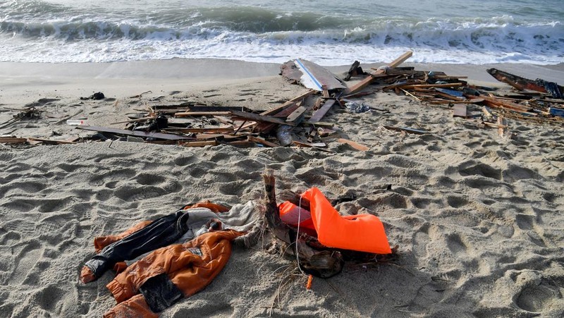 Gaun seorang gadis kecil yang diduga tewas dalam tenggelamnya kapal migran tertinggal di antara puing-puing kapal di pantai tempat ditemukannya mayat kapal karam, termasuk banyak anak-anak. Di Steccato di Cutro, dekat Crotone, di Calabria, Italia selatan, sebuah tragedi terjadi di laut, 63 migran meninggal karena tenggelam, termasuk beberapa anak, akibat badai yang menghancurkan kapal tempat mereka tiba di Calabria . Tampaknya ada sekitar 250 orang di kapal itu. 81 selamat dengan berenang ke pantai. (Alfonso Di Vincenzo/KONTROLAB/LightRocket via Getty Images)