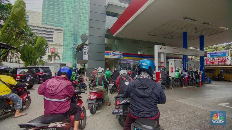 Sejumlah kendaraan antre untuk mengisi Bahan Bakar Minyak (BBM) non subsidi di SPBU kawasan Jakarta, Rabu (1/3/2023). (վ/Tri Susilo)