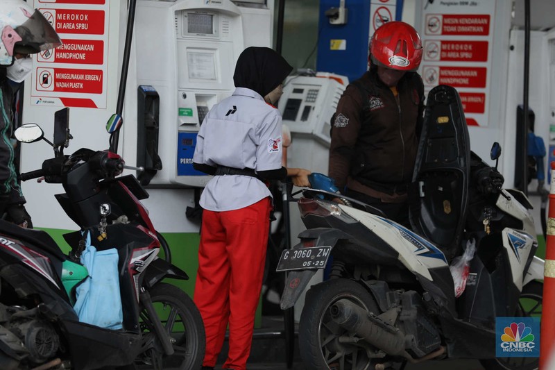Sejumlah kendaraan antre untuk mengisi Bahan Bakar Minyak (BBM) non subsidi di SPBU kawasan Jakarta, Rabu (1/3/2023). Sejumlah kendaraan antre untuk mengisi Bahan Bakar Minyak (BBM) non subsidi di SPBU kawasan Jakarta, Rabu (1/3/2023). (CNBC Indonesia/Tri Susilo)