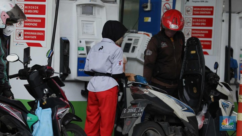 Sejumlah kendaraan antre untuk mengisi Bahan Bakar Minyak (BBM) non subsidi di SPBU kawasan Jakarta, Rabu (1/3/2023). (վ/Tri Susilo)
