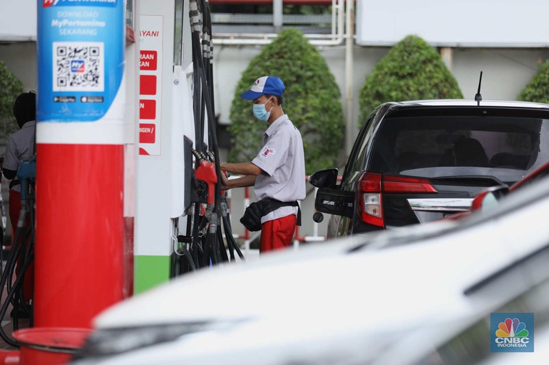 Sejumlah kendaraan antre untuk mengisi Bahan Bakar Minyak (BBM) non subsidi di SPBU kawasan Jakarta, Rabu (1/3/2023). (CNBC Indonesia/Tri Susilo)