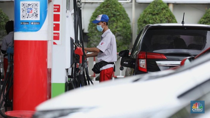 Sejumlah kendaraan antre untuk mengisi Bahan Bakar Minyak (BBM) non subsidi di SPBU kawasan Jakarta, Rabu (1/3/2023). (CNBC Indonesia/Tri Susilo)