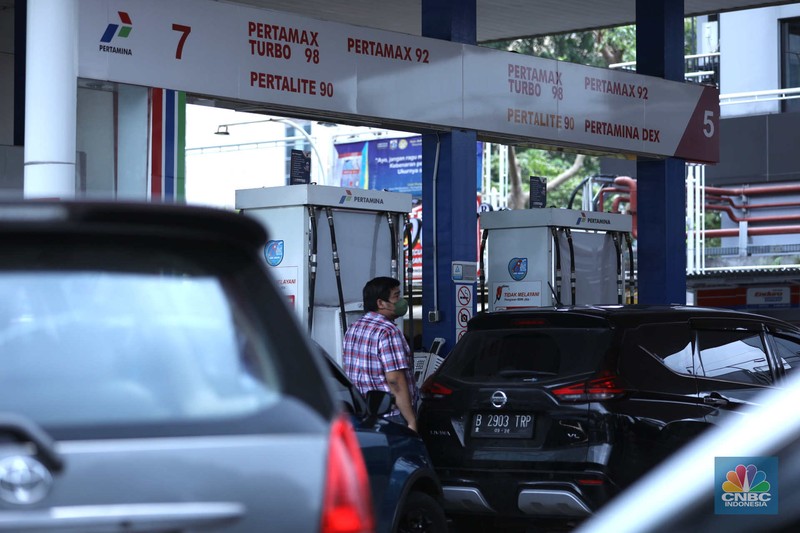 Sejumlah kendaraan antre untuk mengisi Bahan Bakar Minyak (BBM) non subsidi di SPBU kawasan Jakarta, Rabu (1/3/2023). (CNBC Indonesia/Tri Susilo)