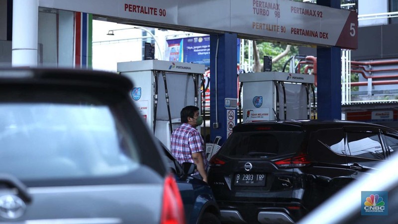 Sejumlah kendaraan antre untuk mengisi Bahan Bakar Minyak (BBM) non subsidi di SPBU kawasan Jakarta, Rabu (1/3/2023). (վ/Tri Susilo)