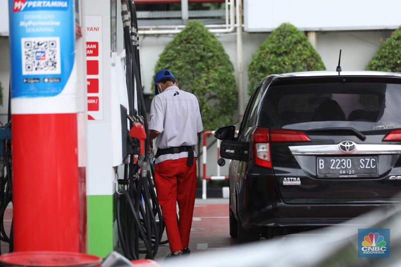 Sejumlah kendaraan antre untuk mengisi Bahan Bakar Minyak (BBM) non subsidi di SPBU kawasan Jakarta, Rabu (1/3/2023). (CNBC Indonesia/Tri Susilo)