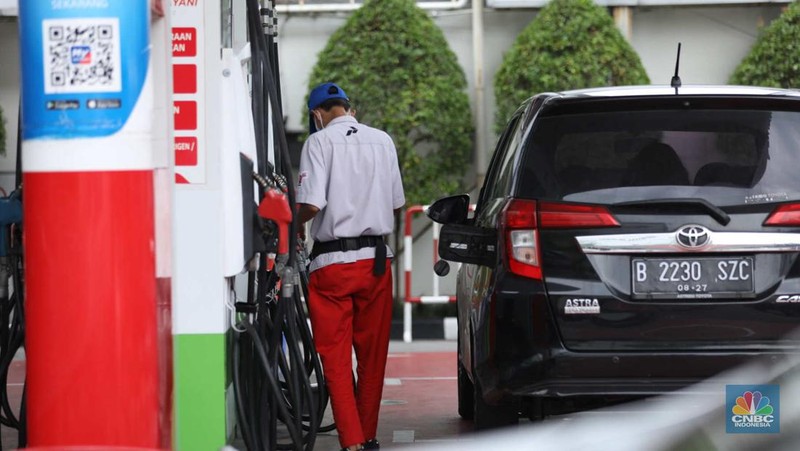 Sejumlah kendaraan antre untuk mengisi Bahan Bakar Minyak (BBM) non subsidi di SPBU kawasan Jakarta, Rabu (1/3/2023). (վ/Tri Susilo)