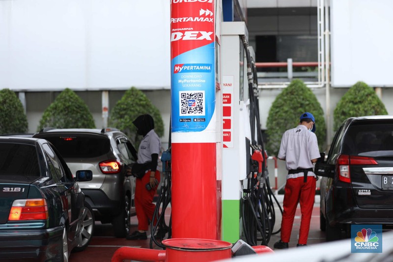 Sejumlah kendaraan antre untuk mengisi Bahan Bakar Minyak (BBM) non subsidi di SPBU kawasan Jakarta, Rabu (1/3/2023). (CNBC Indonesia/Tri Susilo)