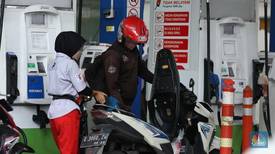 Sejumlah kendaraan antre untuk mengisi Bahan Bakar Minyak (BBM) non subsidi di SPBU kawasan Jakarta, Rabu (1/3/2023). (վ/Tri Susilo)