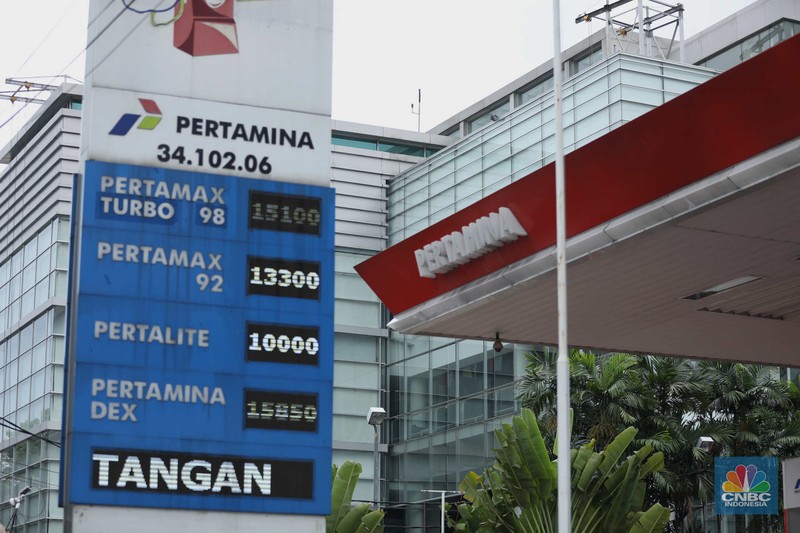 Sejumlah kendaraan antre untuk mengisi Bahan Bakar Minyak (BBM) non subsidi di SPBU kawasan Jakarta, Rabu (1/3/2023). (CNBC Indonesia/Tri Susilo)