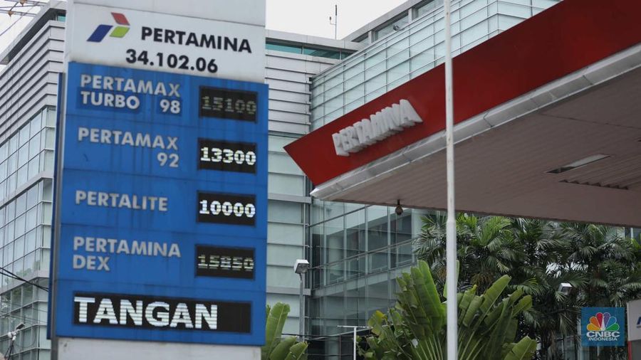 Sejumlah kendaraan antre untuk mengisi Bahan Bakar Minyak (BBM) non subsidi di SPBU kawasan Jakarta, Rabu (1/3/2023). (վ/Tri Susilo)