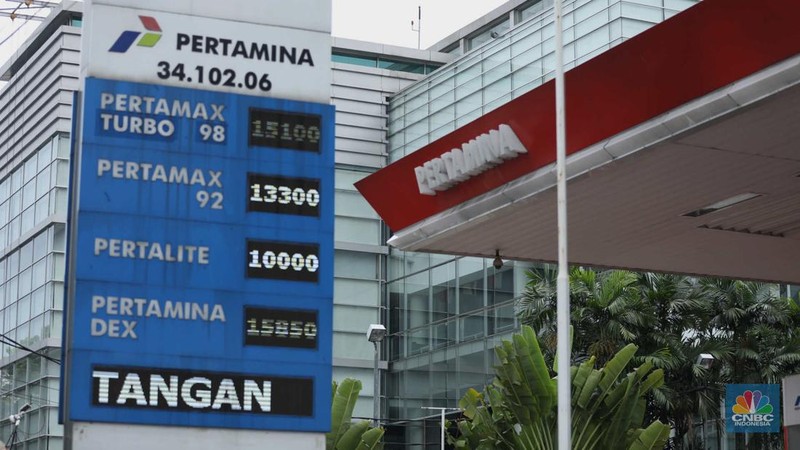 Sejumlah kendaraan antre untuk mengisi Bahan Bakar Minyak (BBM) non subsidi di SPBU kawasan Jakarta, Rabu (1/3/2023). (վ/Tri Susilo)