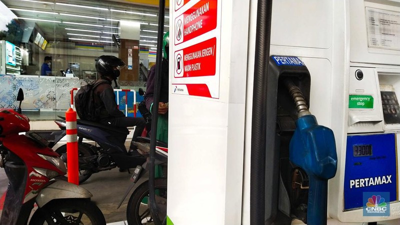 Sejumlah kendaraan antre untuk mengisi Bahan Bakar Minyak (BBM) non subsidi di SPBU kawasan Jakarta, Rabu (1/3/2023). (վ/Tri Susilo)