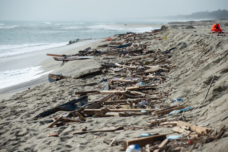 Gaun seorang gadis kecil yang diduga tewas dalam tenggelamnya kapal migran tertinggal di antara puing-puing kapal di pantai tempat ditemukannya mayat kapal karam, termasuk banyak anak-anak. Di Steccato di Cutro, dekat Crotone, di Calabria, Italia selatan, sebuah tragedi terjadi di laut, 63 migran meninggal karena tenggelam, termasuk beberapa anak, akibat badai yang menghancurkan kapal tempat mereka tiba di Calabria . Tampaknya ada sekitar 250 orang di kapal itu. 81 selamat dengan berenang ke pantai. (Alfonso Di Vincenzo/KONTROLAB/LightRocket via Getty Images)