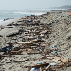 Penampakan Miris Puing Perahu 'Maut' Imigran di Pantai Italia