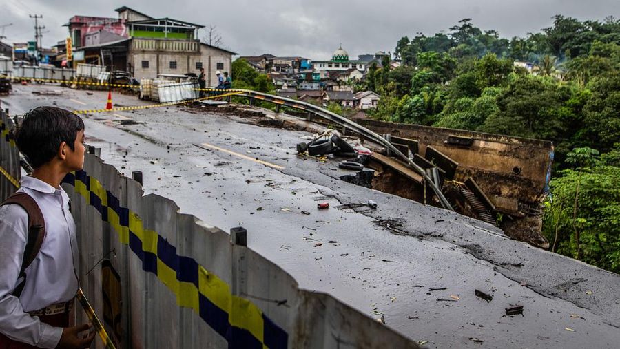 Tangani Longsor Jalan Nasional Bogor-Sukabumi, Kementerian PUPR Bergerak Cepat Bangun Jembatan Bailey. (Dok PUPR)