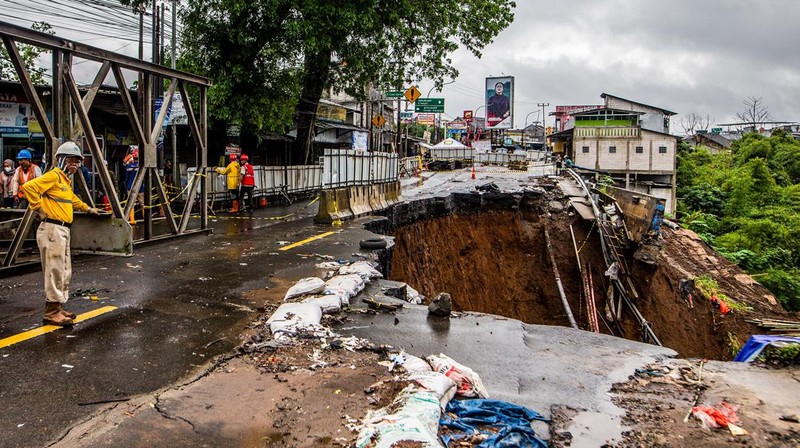 Tangani Longsor Jalan Nasional Bogor-Sukabumi, Kementerian PUPR Bergerak Cepat Bangun Jembatan Bailey. (Dok PUPR)