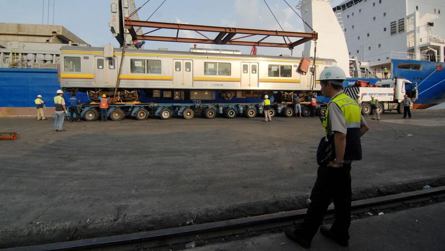 TANJUNG PRIOK, JAKARTA, JAN-06 : Workers lowered a series of electric train from Japan upon arrival at Tanjung Priok Port, Jakarta, on January 06,2016. A total of 18 units to serve commuter KRL Jakarta, Bogor, Depok, Tangerang and Bekasi arrived at Tanjung Priok Port, marking the end of the procurement program trains 120 PT KAI Commuter Jabodetabek 2015. (Photo by Dasril Roszandi/NurPhoto) (Photo by NurPhoto/NurPhoto via Getty Images)
