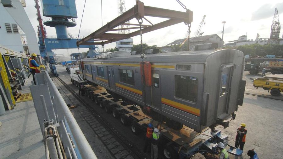 TANJUNG PRIOK, JAKARTA, JAN-06 : Workers lowered a series of electric train from Japan upon arrival at Tanjung Priok Port, Jakarta, on January 06,2016. A total of 18 units to serve commuter KRL Jakarta, Bogor, Depok, Tangerang and Bekasi arrived at Tanjung Priok Port, marking the end of the procurement program trains 120 PT KAI Commuter Jabodetabek 2015. (Photo by Dasril Roszandi/NurPhoto) (Photo by NurPhoto/NurPhoto via Getty Images)