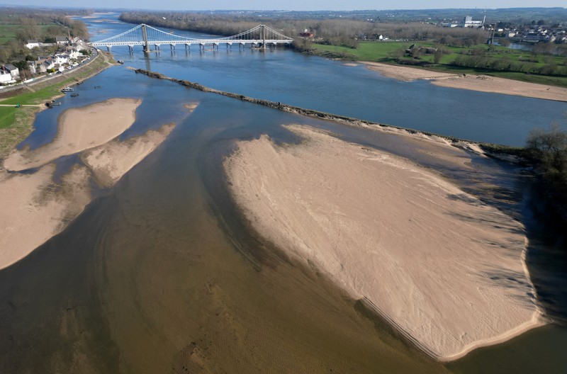 CLIMATE-CHANGE/FRANCE-DROUGHT A view shows the Anjou-Bretagne bridge with sandbanks of the Loire River in Ancenis-Saint-Gereon, as France faces records winter dry spell raising fears of another summer of droughts and water restrictions, March 1, 2023. REUTERS/Stephane Mahe TPX IMAGES OF THE DAY