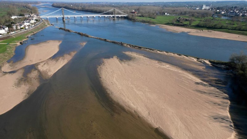 A view shows the Anjou-Bretagne bridge with sandbanks of the Loire River in Ancenis-Saint-Gereon, as France faces records winter dry spell raising fears of another summer of droughts and water restrictions, March 1, 2023. REUTERS/Stephane Mahe     TPX IMAGES OF THE DAY