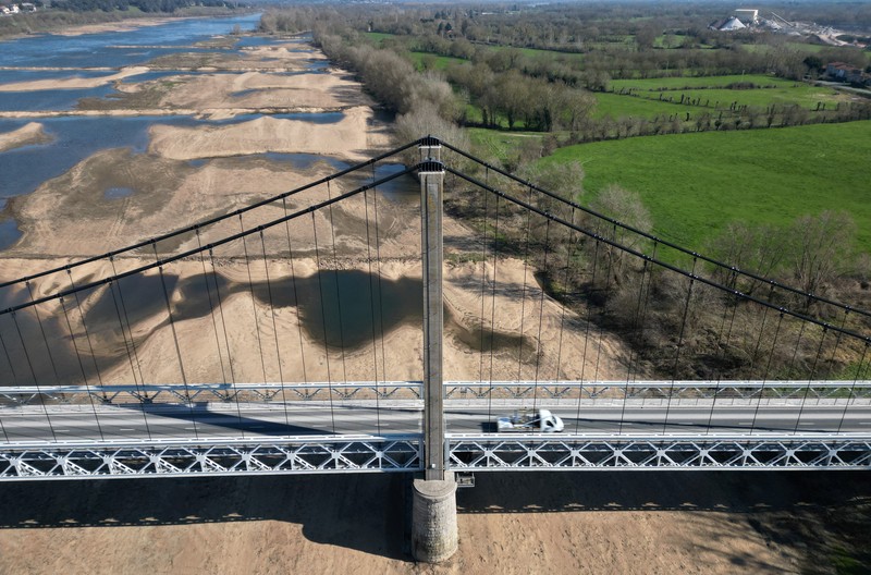 CLIMATE-CHANGE/FRANCE-DROUGHT A view shows the Anjou-Bretagne bridge with sandbanks of the Loire River in Ancenis-Saint-Gereon, as France faces records winter dry spell raising fears of another summer of droughts and water restrictions, March 1, 2023. REUTERS/Stephane Mahe TPX IMAGES OF THE DAY