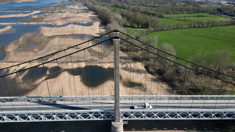 A view shows the Anjou-Bretagne bridge with sandbanks of the Loire River in Ancenis-Saint-Gereon, as France faces records winter dry spell raising fears of another summer of droughts and water restrictions, March 1, 2023. REUTERS/Stephane Mahe     TPX IMAGES OF THE DAY