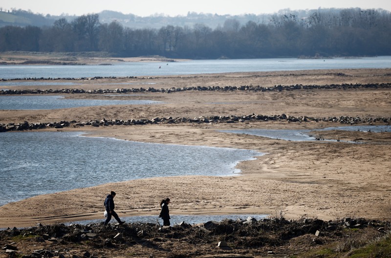 CLIMATE-CHANGE/FRANCE-DROUGHT A view shows the Anjou-Bretagne bridge with sandbanks of the Loire River in Ancenis-Saint-Gereon, as France faces records winter dry spell raising fears of another summer of droughts and water restrictions, March 1, 2023. REUTERS/Stephane Mahe TPX IMAGES OF THE DAY