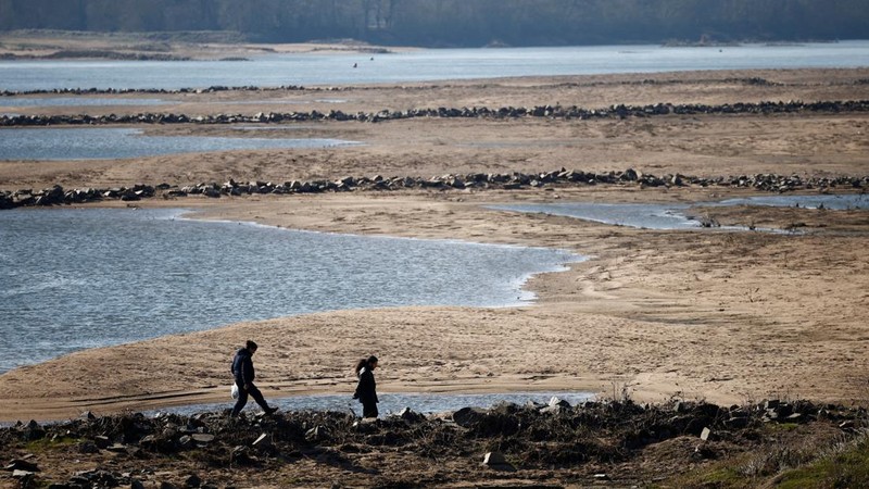 A view shows the Anjou-Bretagne bridge with sandbanks of the Loire River in Ancenis-Saint-Gereon, as France faces records winter dry spell raising fears of another summer of droughts and water restrictions, March 1, 2023. REUTERS/Stephane Mahe     TPX IMAGES OF THE DAY