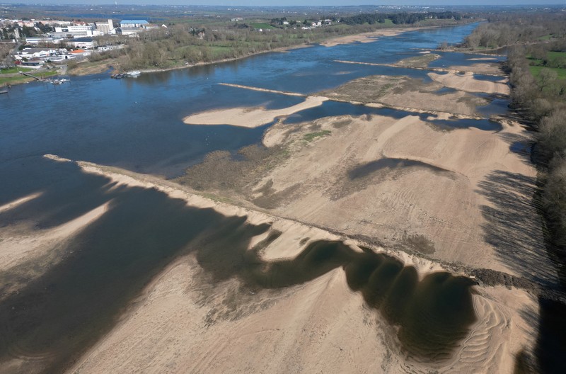 CLIMATE-CHANGE/FRANCE-DROUGHT A view shows the Anjou-Bretagne bridge with sandbanks of the Loire River in Ancenis-Saint-Gereon, as France faces records winter dry spell raising fears of another summer of droughts and water restrictions, March 1, 2023. REUTERS/Stephane Mahe TPX IMAGES OF THE DAY